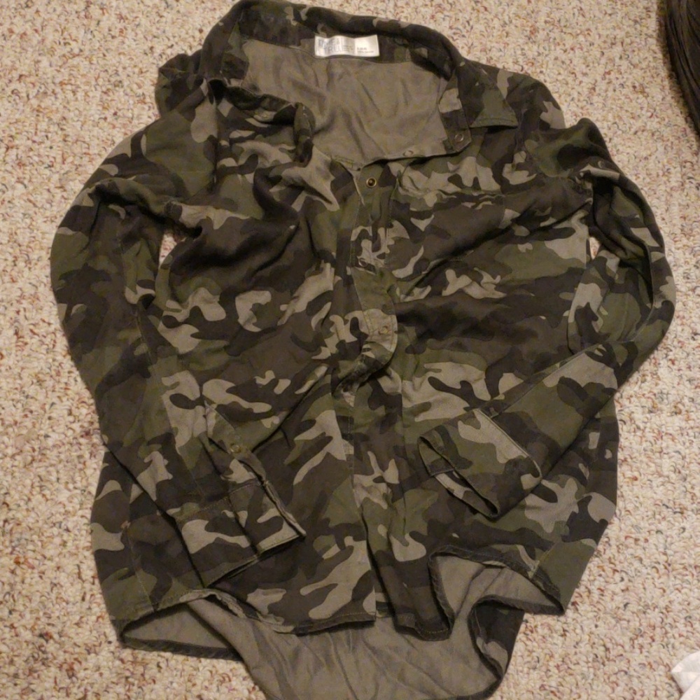 NWOT Camo button up. Size small